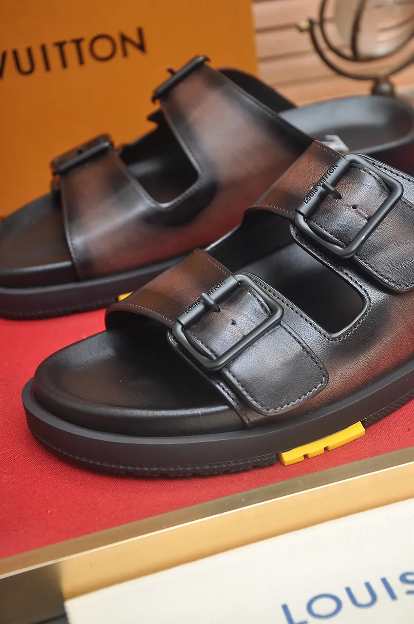 Men's shoes 💰400💶 [Louis Vuitton LV slippers] (high-end cowhide) counter 1:1 fashion style, a must-have for summer! The designer used LV’s iconic outsole. The original simple slippers instantly become fashionable! The upper is made of flexible special cowhide leather straps alternately, and the workmanship is exquisite! A must-have for stylish men in summer, size 38-45 (45 customized)